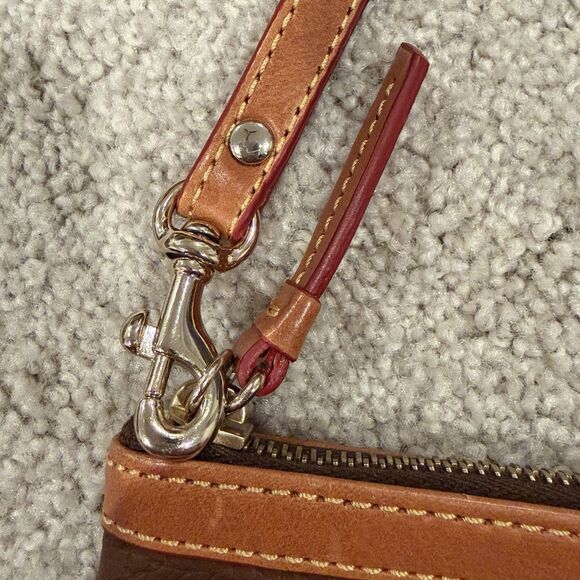 NEW Dooney & Bourke Pebble Grain Leather Wristlet In Brown Zipper Red Inside - Picture 5 of 6